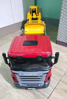 Bruder SCANIA R-series Low loader truck, CAT Bulldozer