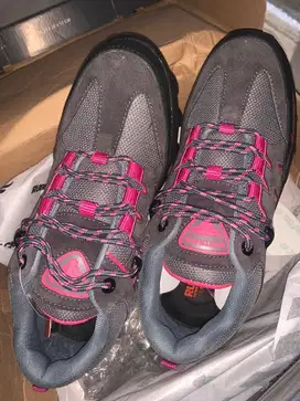 Di jual sepatu gunung