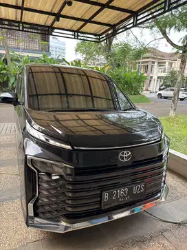 Dijual Toyota New Voxy 2022, facelift , Black