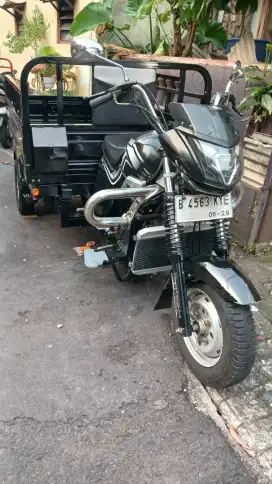 Viar 3 roda cc 200 warna hitam gres seperti baru