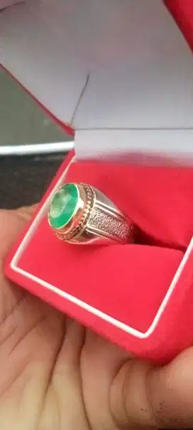 Batu cincin zamrud