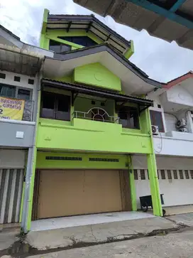 Ruko 3 Lantai Kondisi Terawat Kawasan Ramai di Taman Kopo Indah 1