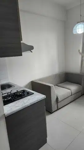 DISEWAKAN APARTEMEN GREEN PRAMUKA 2BR FULL FURNISH SCARLET MALL JAKPUS