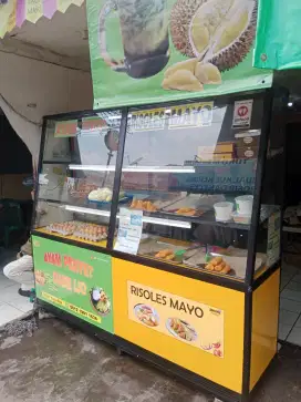 Etalase almunium masih baru