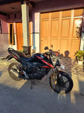 Dijual Honda cb150r warna hitam