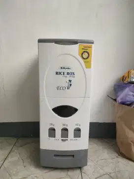 Di jual tempat nyimpan beras muat hingga 38 kilo.