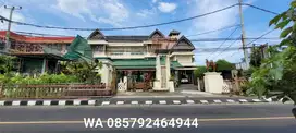 Di jual gedung komersial lantai 3 di jalan raya Batu bulan Gianyar