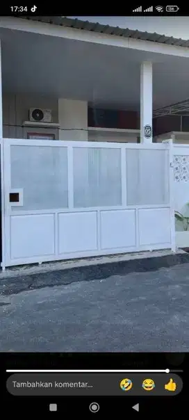 pagar rumah expanda dengan plat eser warna putih