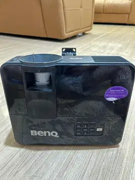 DIJUAL PROJECTOR BenQ , BAGUS & JARANG PAKAI.