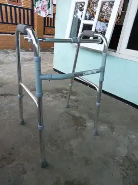 Tongkat stand terapi lipat