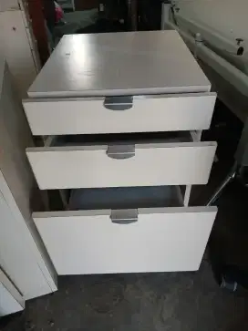 Meja dan laci box kantor