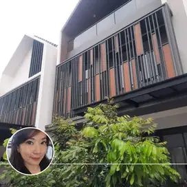 Unit Strozzi Hoki Nomor 8, Depan Taman - Tetangga Hanya 3!