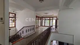 Rumah Besar 2 Lantai Dan Luas,Pinggir Jalan Di Rawamangun S8062