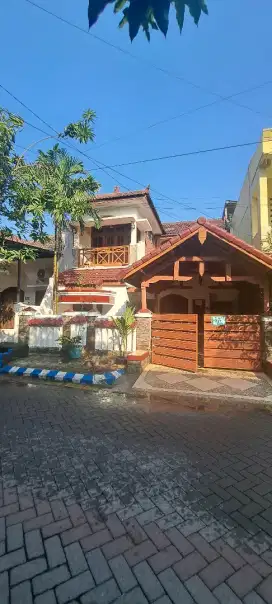 DISEWAKAN / DIKONTRAKKAN RUMAH ARTISTIK.