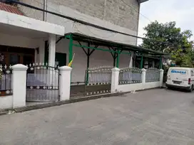 Dijual Rumah + Gor Strategis Dalam Komplek Di Daerah Cisaranten Kulon