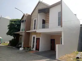 Rumah 2 Lantai Lokasi Strategis Dekat Pintu Tol Gunungsari Surabaya