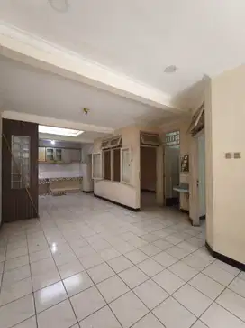 Dijual Rumah Bagus dan Berlokasi Strategis Siap Huni di Taman Modern
