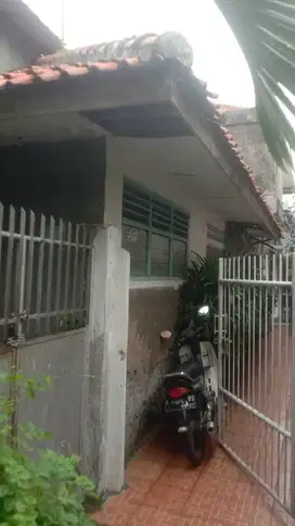 Dijual Rumah dgn Lahan Luas di Jl Salemba Tengah, Jakarta Pusat