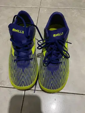 Sepatu futsal mills size 40