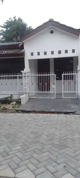 Rumah dijual lokasi strategis pinggir jalan