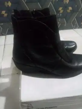 Sepatu jenggel hush puppies