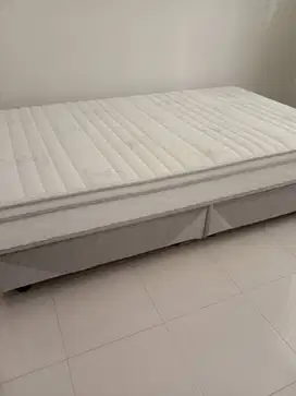 Dijual Mattress& Divan merek Selma bersih baru di pakai beberapa bulan