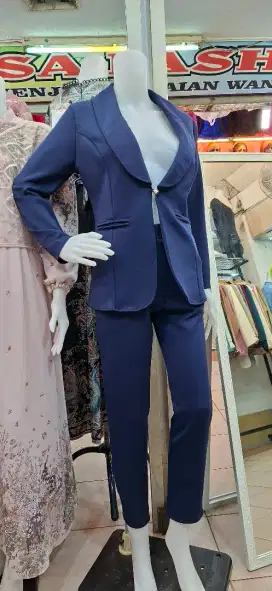 Patung plastik body berdiri