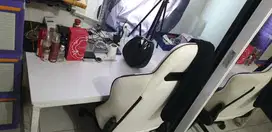Meja kerja lebar dan kursi gaming