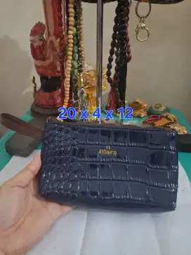 Dompet branded 
Aigner uk 20 x 4 x 12 
Limited edition 
Barang terawat