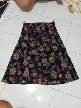 Rok midi warna hitam