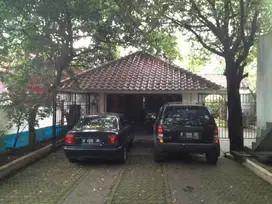 Rumah Besar dengan Halaman Luas dekat MRT