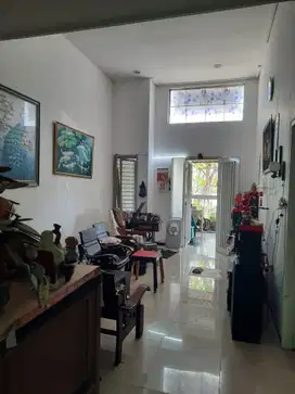 JUAL RUMAH TERAWAT SIAP HUNI PANTAI MENTARI DEPAN TAMAN