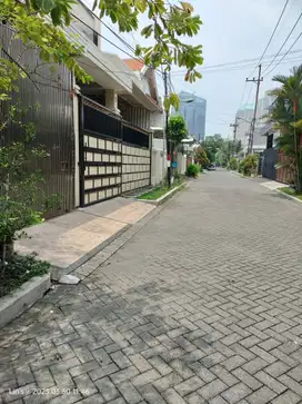 Dijual rumah Simpang Darmo Permai Selatan