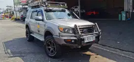 Di jual mobil Ford Everest modifikasi bagus