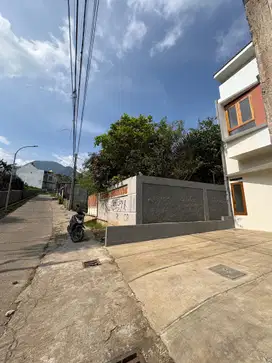 REKOMENDASI RUMAH 2 LANTAI PINGGIR JALAN, HALAMAN BELAKANG LUAS