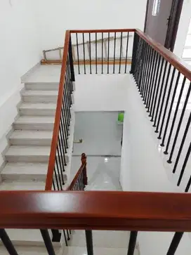 reling tangga besi holo galvanis pegangan kayu