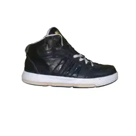Sepatu sneakers pria