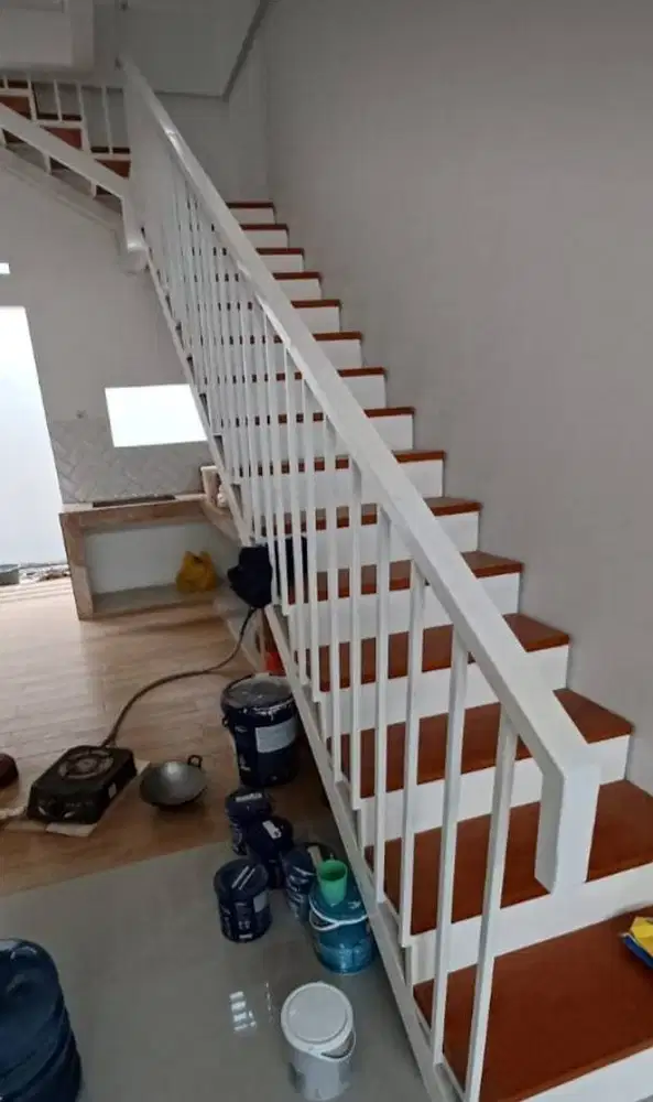 reling tangga pegangan kayu warna putih