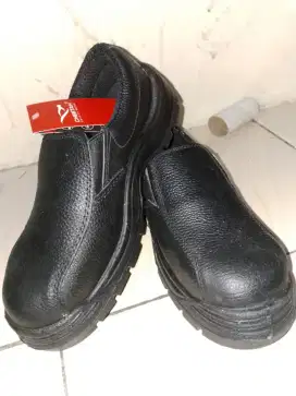 Sepatu sefety baru
