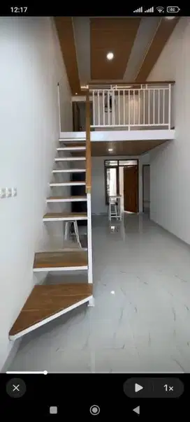 mezanin dalam ruangan dengan tangga pegangan kayu kokoh
