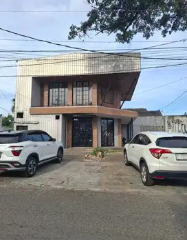 Disewakan bangunan besar cocok untuk caffe dan kantor