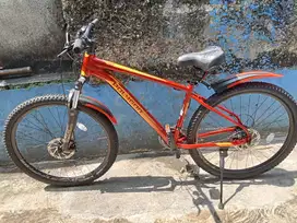 Sepeda gunung MTB Polygon, warna merah. Beli bulan Mei 2025,