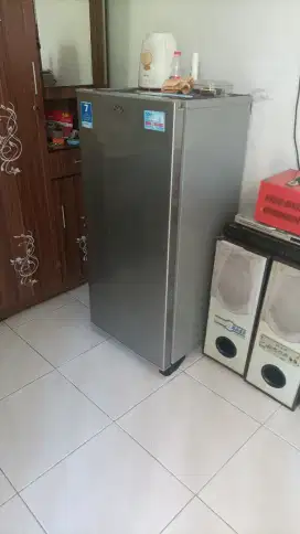 Kulkas 1 pintu merk Aqua