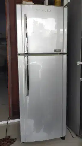 kulkas merk toahiba 2 pintu