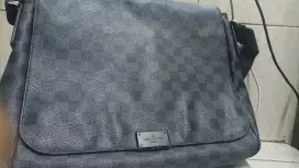 Tas Selempang Louis