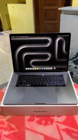 Macbook Pro Tochbar 2018 15-inchi  Core i7 RAM 16GB SSD 256GB