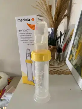 Soft cup feeder medela
