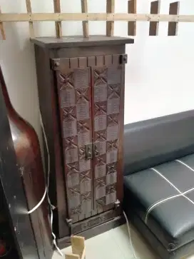 Lemari jati ukir