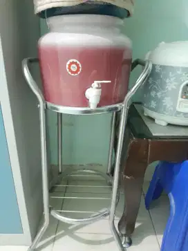 Guci tempat galon air