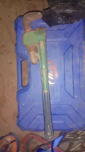 Kunci pipa bekas